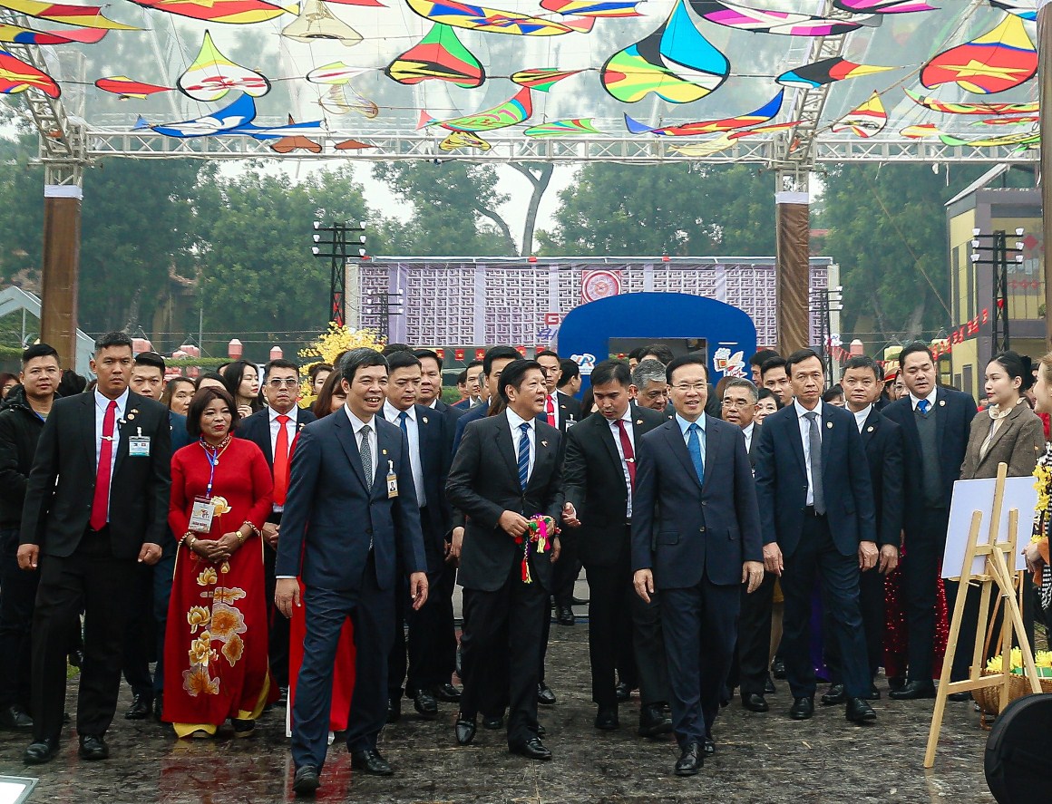 Chủ tịch nước và Tổng thống Philippines thăm không gian Tết Việt tại Hoàng thành- Ảnh 7.