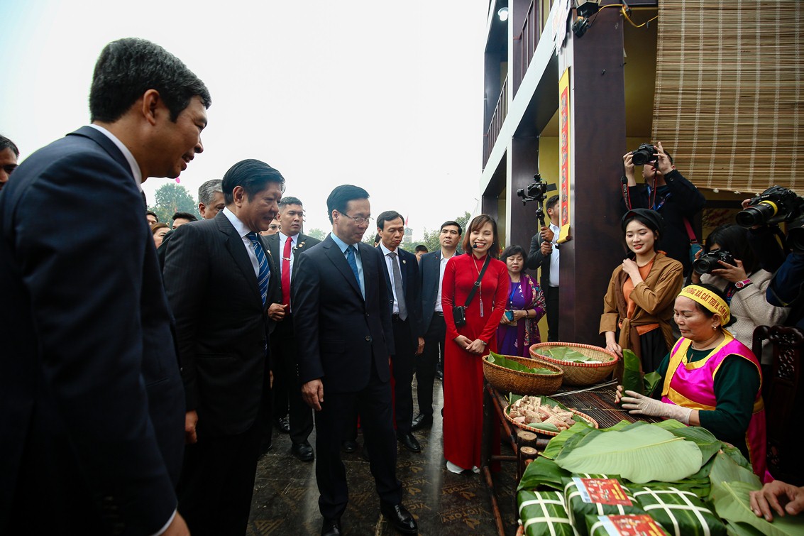 Chủ tịch nước và Tổng thống Philippines thăm không gian Tết Việt tại Hoàng thành- Ảnh 8.