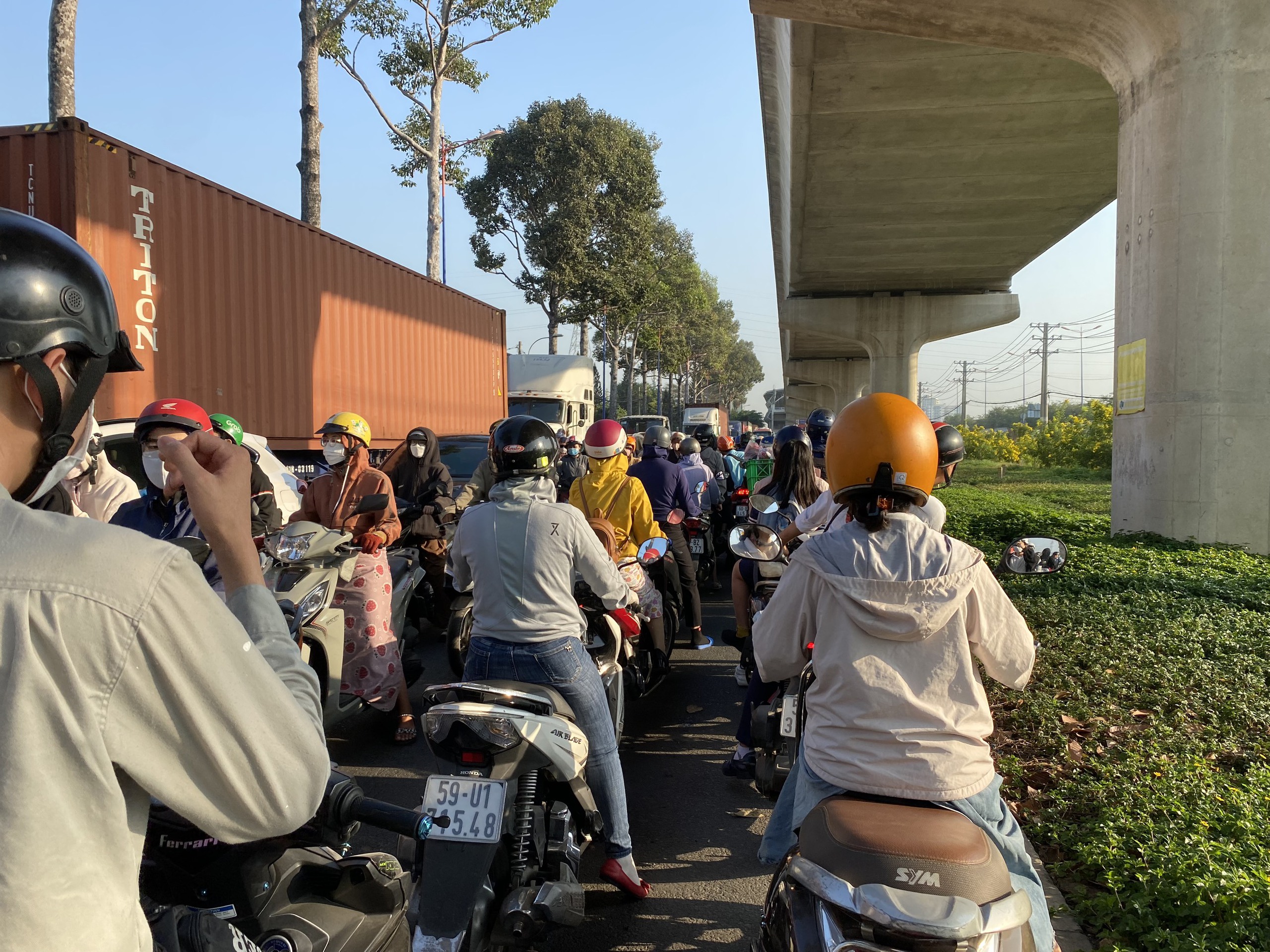 TP HCM: Đang ùn ứ nghiêm trọng ở cửa ngõ phía Đông- Ảnh 1.