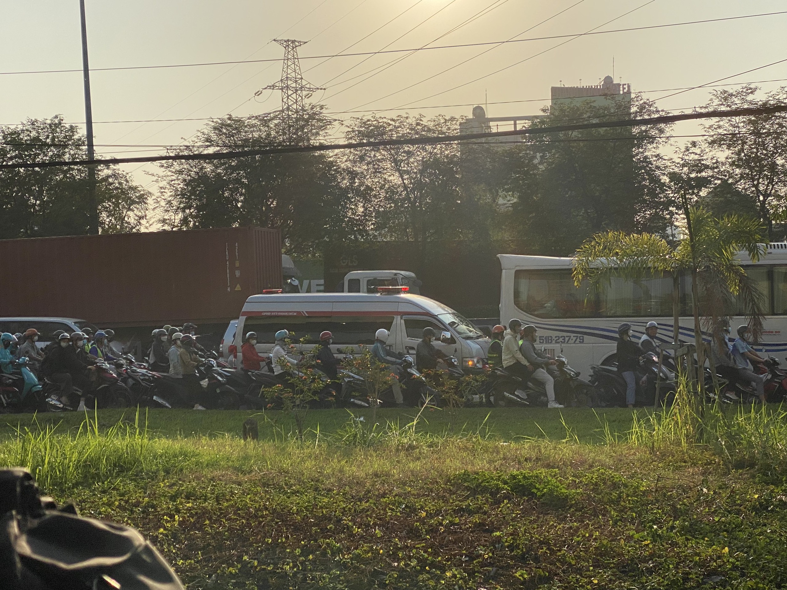 TP HCM: Đang ùn ứ nghiêm trọng ở cửa ngõ phía Đông- Ảnh 3.