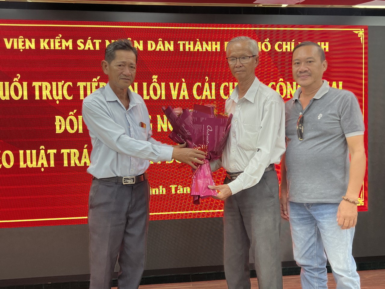 VKSND TP HCM xin lỗi, cải chính công khai với 1 giám đốc- Ảnh 3. VKSND TP HCM xin lỗi, cải chính công khai với 1 giám đốc- Ảnh 3.