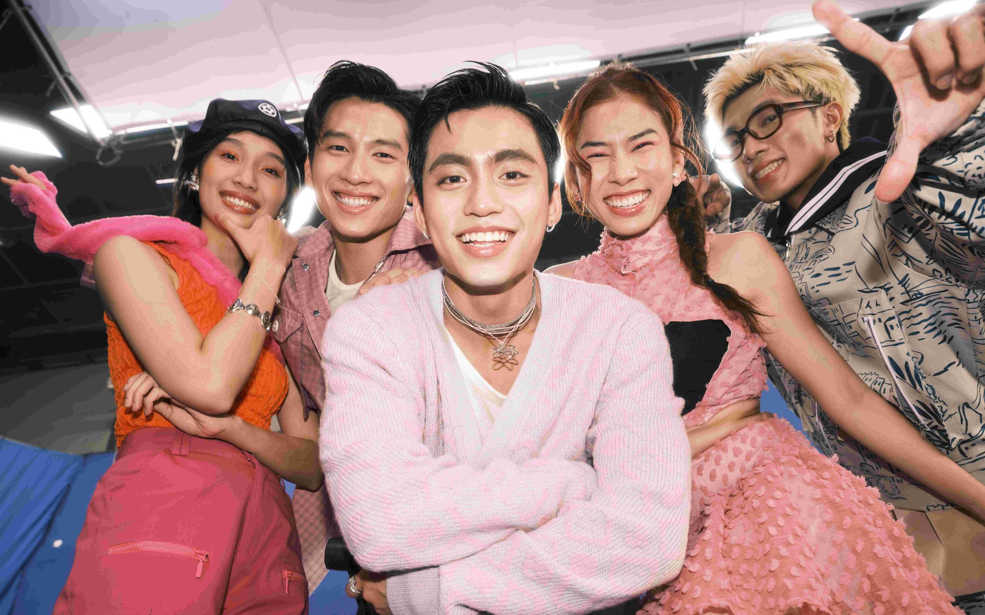  MONO vượt mặt anh trai

