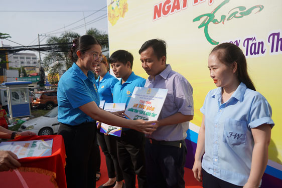 Bà Lê Thị Lệ Huyền, Phó Chủ tịch Công đoàn Các KCX-KCN TP HCM, tặng vé tàu Tết cho công nhân về quêẢnh: HỒNG ĐÀO