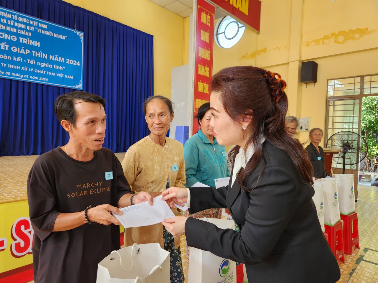 Q:\ChuyenDe\31-1\Bà Huỳnh Lan Phương, Phó Tổng giám đốc VWS tặng quà cho bà con nghèo ở Bình Chánh.jpg
