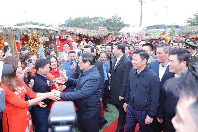 Thủ tướng Phạm Minh Chính thăm hỏi, trò chuyện với đoàn viên, người lao động tại Chợ Tết Công đoàn tỉnh Thanh Hóa năm 2024