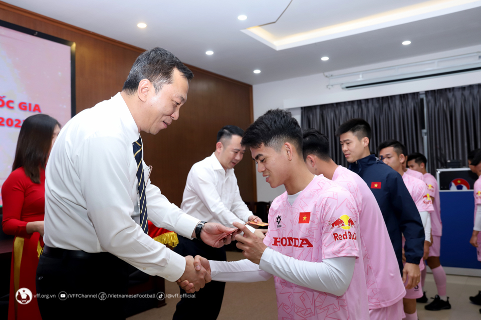 Tuyển thủ Việt Nam nhận lì xì trước thềm Asian Cup 2023- Ảnh 2.