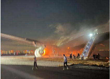 Hành khách trượt khỏi máy bay đang bốc cháy. Ảnh: Reuters