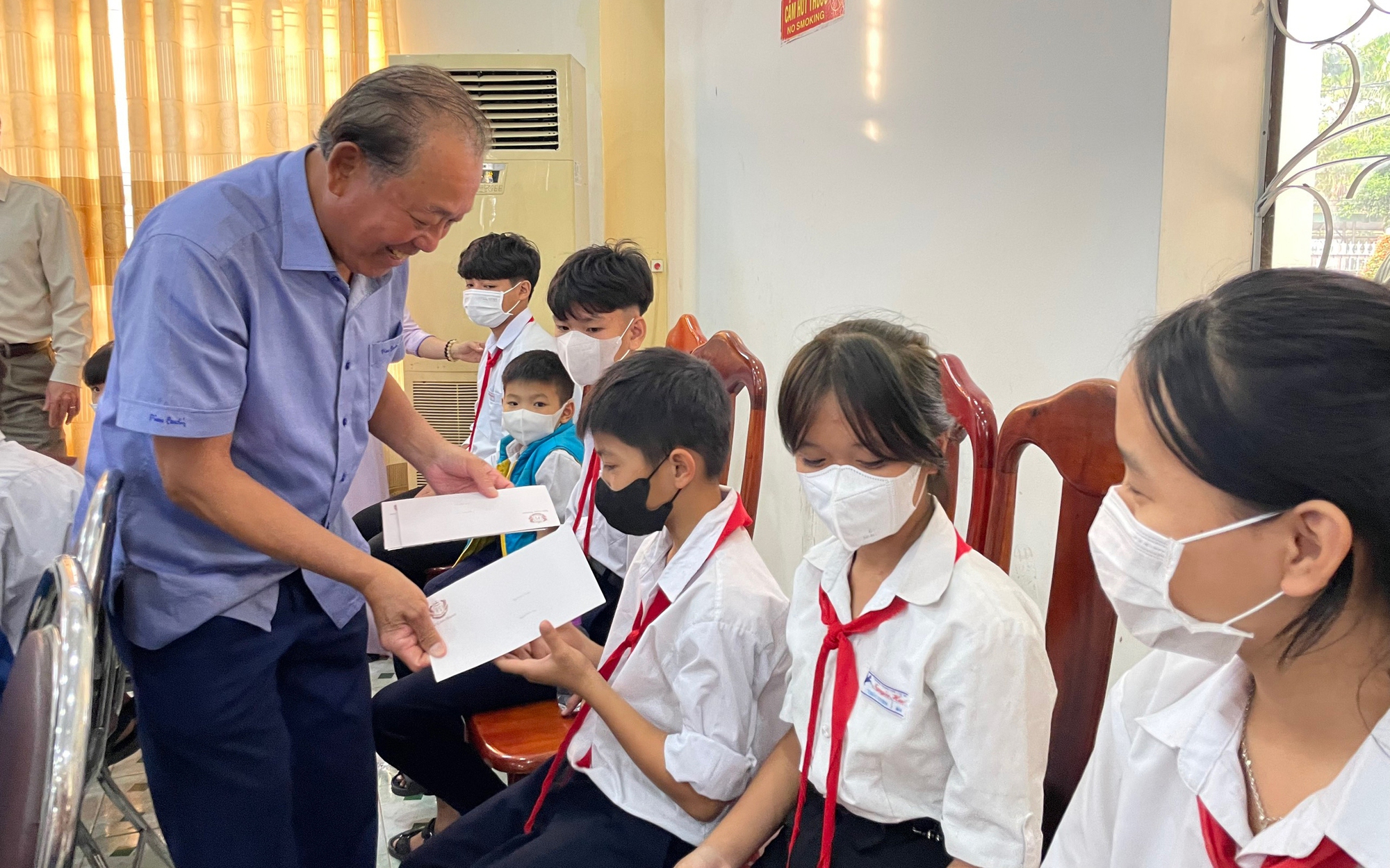 Trao học bổng tiếp sức học sinh nghèo Khánh Hòa