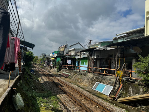 Ga đường sắt Đà Nẵng đi qua đoạn đường Lê Độ, quận Thanh Khê, TP Đà Nẵng thường xuyên gây kẹt xe, ùn tắc giờ cao điểm Ga đường sắt Đà Nẵng đi qua đoạn đường Lê Độ, quận Thanh Khê, TP Đà Nẵng thường xuyên gây kẹt xe, ùn tắc giờ cao điểm