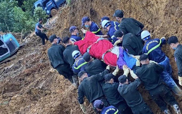 Sạt lở đất vùi lấp căn nhà, 4 người trong gia đình mất tích- Ảnh 2.