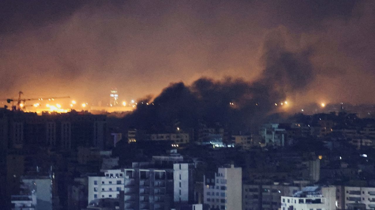 Khói bốc lên trên vùng ngoại ô phía Nam Beirut sau một cuộc không kích, nhìn từ Sin El Fil, Lebanon, vào ngày 1-10. Ảnh: Reuters