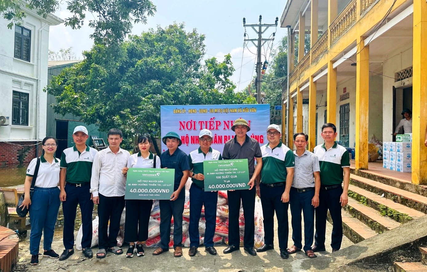 Vietcombank triển khai chính sách giảm lãi suất cho vay để hỗ trợ cá nhân, doanh nghiệp bị ảnh hưởng bởi cơn bão Yagi- Ảnh 1.