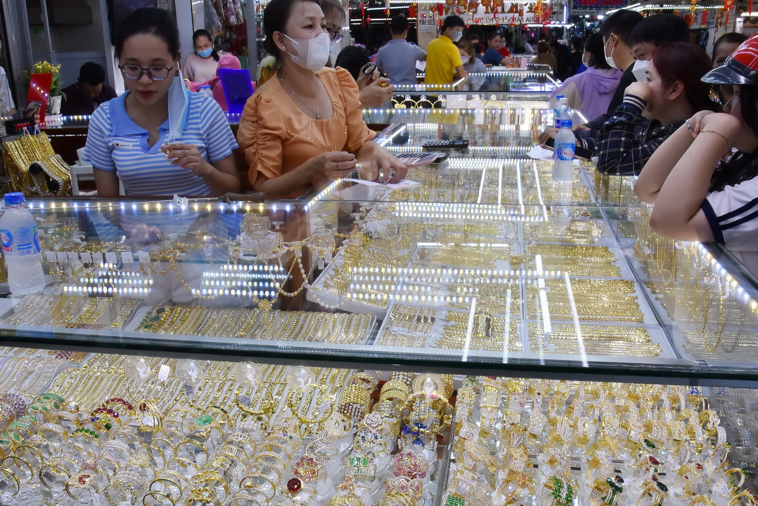 Ngược dòng thế giới, giá vàng SJC có diễn biến bất ngờ- Ảnh 1. Ngược dòng thế giới, giá vàng SJC có diễn biến bất ngờ- Ảnh 1.