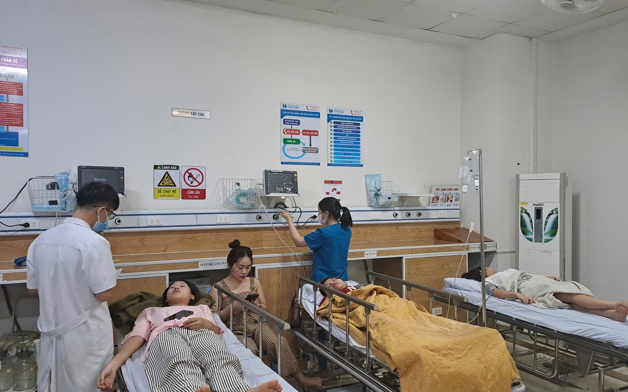 Gần 50 sinh viên bất ngờ nhập viện sau bữa ăn tối