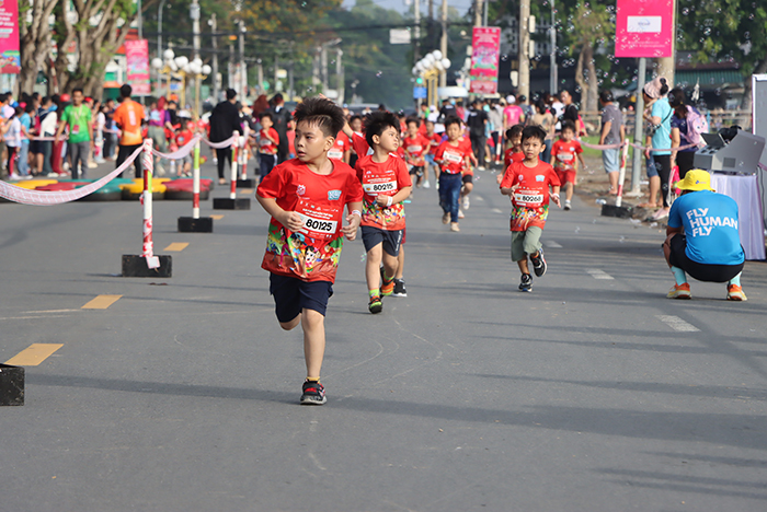 Hơn 2.000 runner nhí “siêu dễ thương” tại giải chạy ở Đồng Tháp- Ảnh 2.