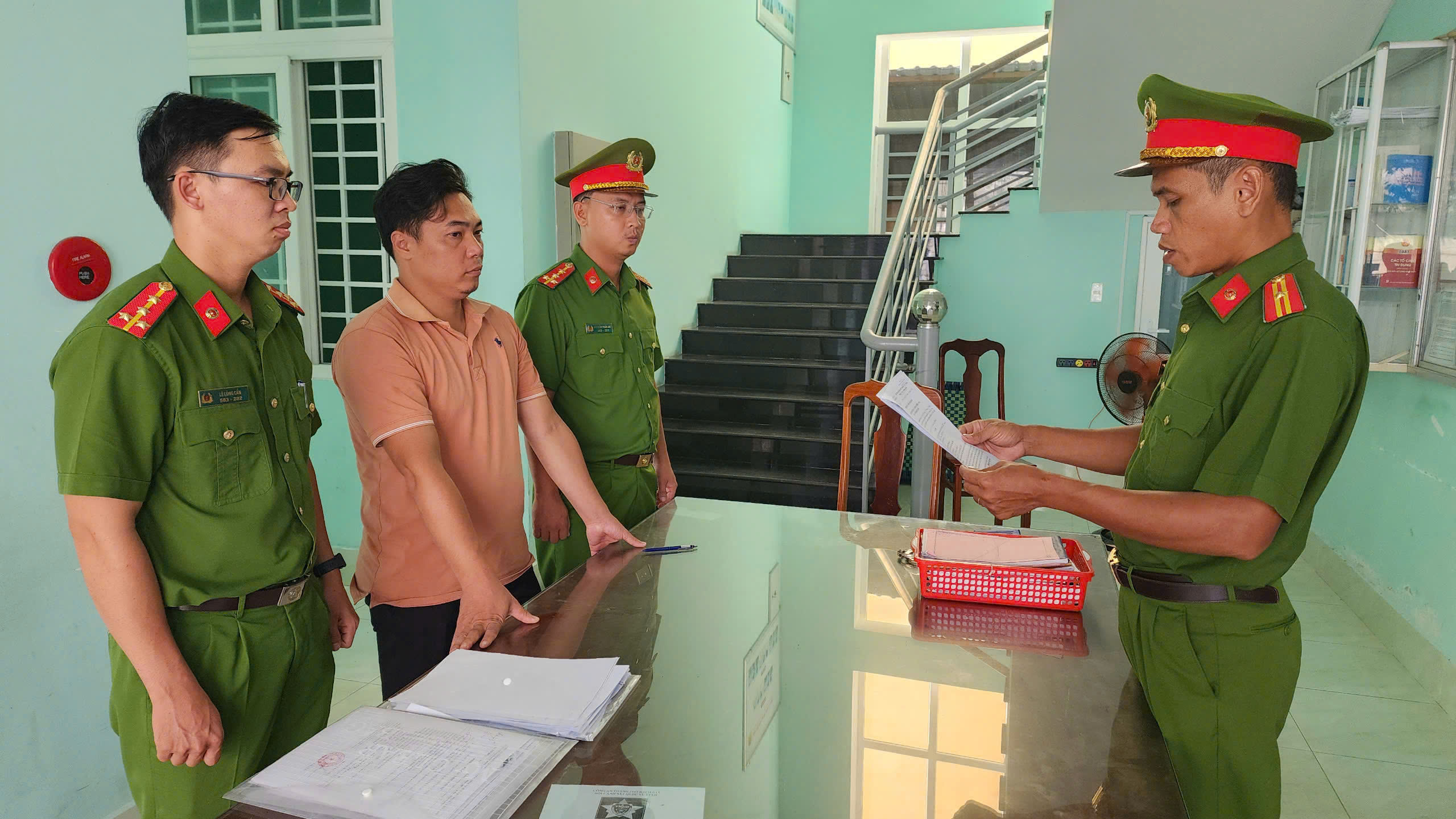 Bắt tạm giam kẻ từ Lạng Sơn vào Phú Quốc lừa đảo nhiều người- Ảnh 2. Bắt tạm giam kẻ từ Lạng Sơn vào Phú Quốc lừa đảo nhiều người- Ảnh 2.