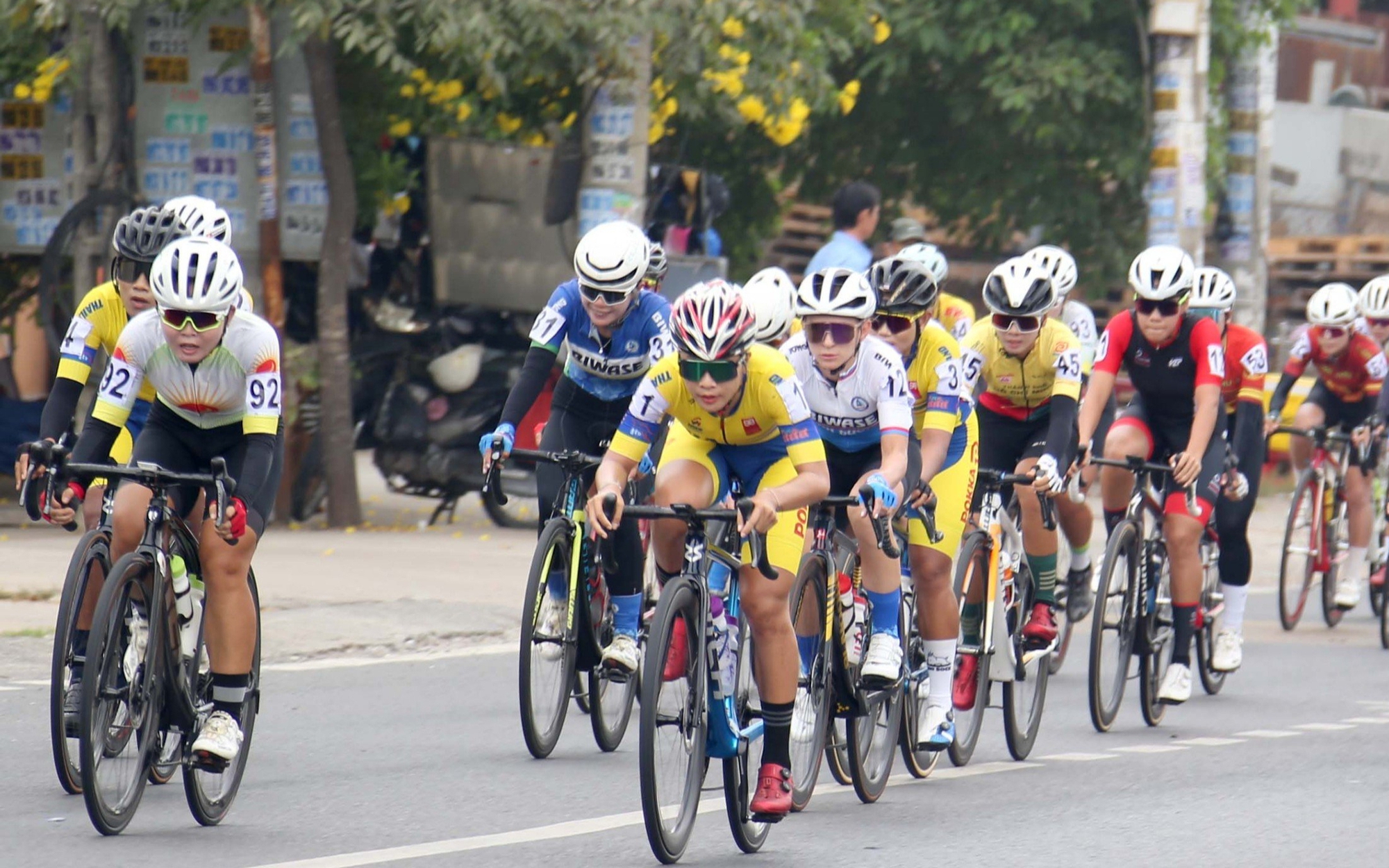Giải xe đạp nữ UCI Biwase Tour of Vietnam 2026: Hai tay đua ngoại tạo bất ngờ, Nguyễn Thị Thật về thứ ba - Ảnh 12.