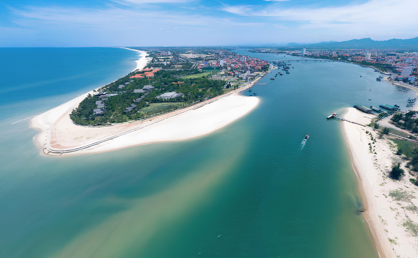 Cửa biển Nhật Lệ nhìn từ trên cao