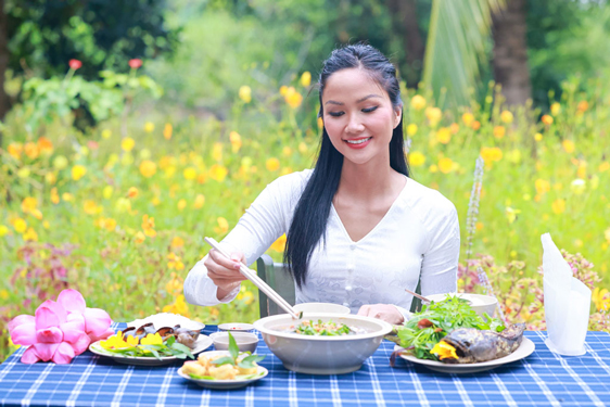 Hoa hậu H’Hen Niê quảng bá ẩm thực Long An. Ảnh: L.AN