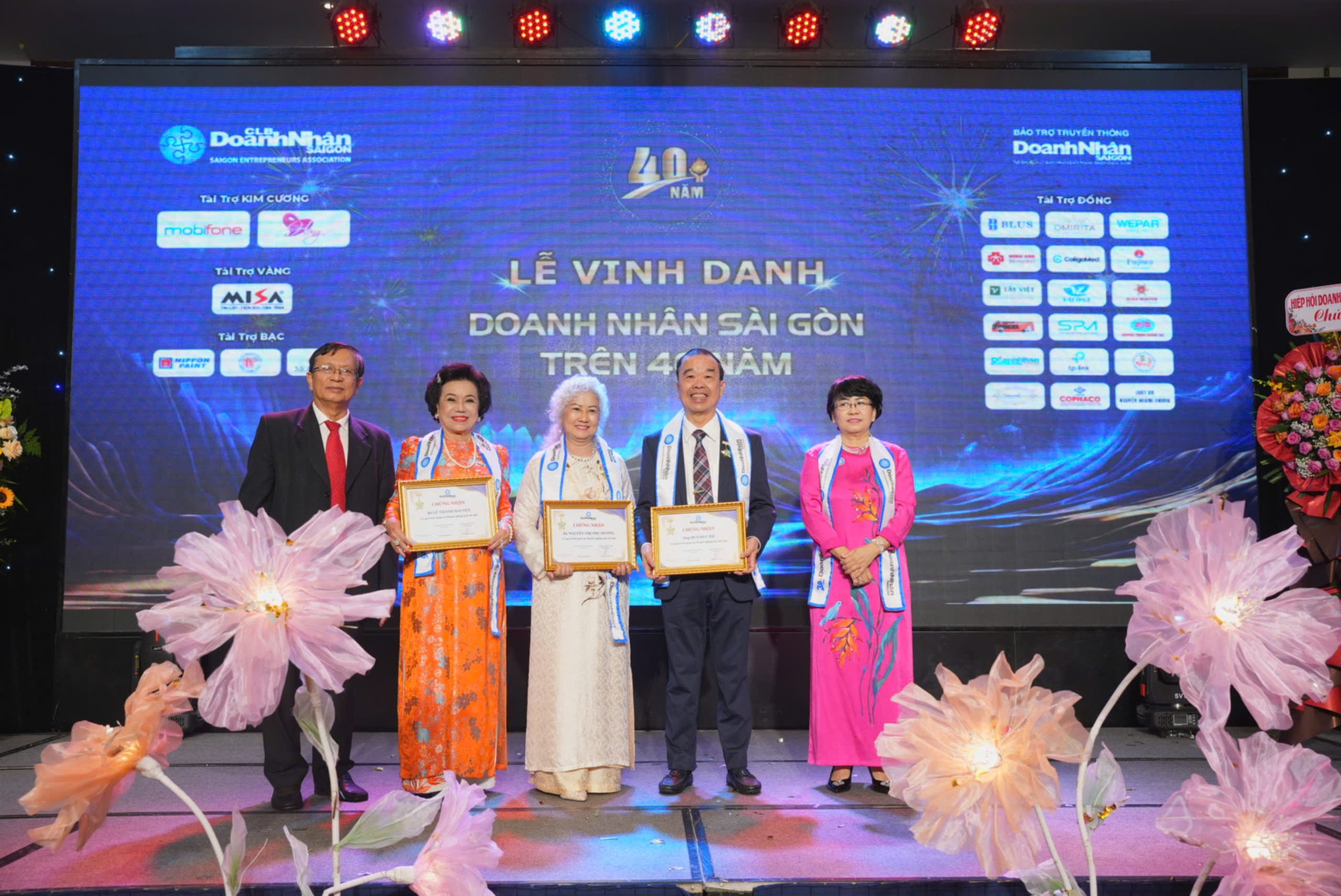 Vinh danh 38 doanh nhân chèo lái doanh nghiệp thành công 20 năm trở lên- Ảnh 2. Vinh danh 38 doanh nhân chèo lái doanh nghiệp thành công 20 năm trở lên- Ảnh 2.