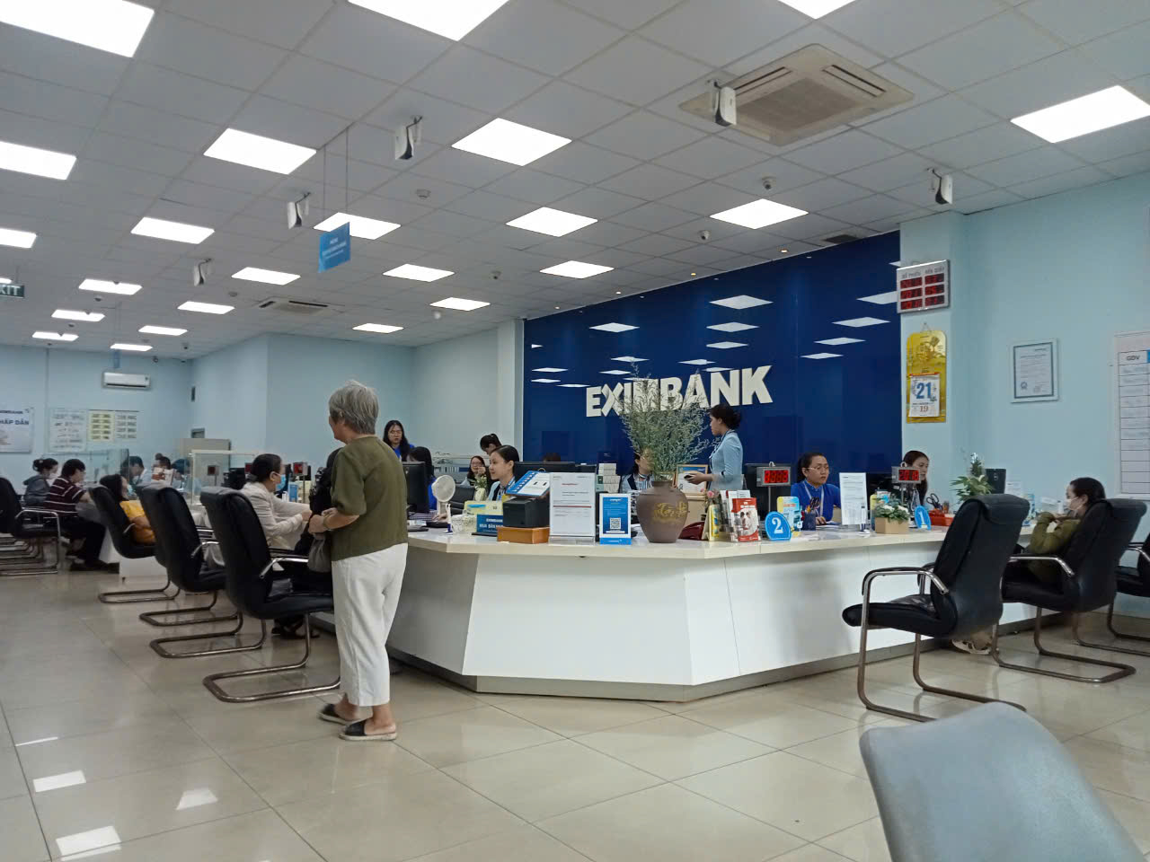 Ngân hàng có tuổi đời 30 năm ở TP HCM muốn dời trụ sở ra Hà Nội- Ảnh 1. Ngân hàng có tuổi đời 30 năm ở TP HCM muốn dời trụ sở ra Hà Nội- Ảnh 1.