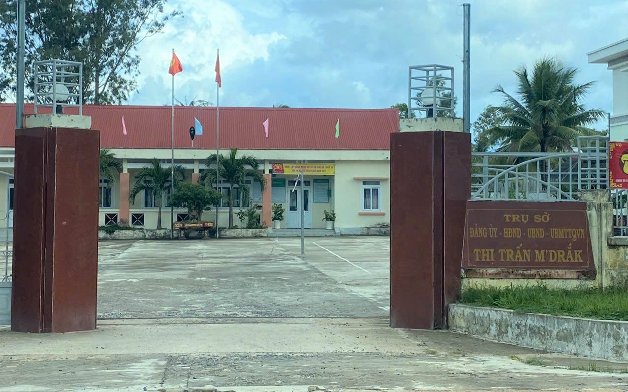 Tuyên phạt cựu Chủ tịch UBND thị trấn 10 năm tù về tội lạm quyền - Ảnh 2. Tuyên phạt cựu Chủ tịch UBND thị trấn 10 năm tù về tội lạm quyền - Ảnh 2.