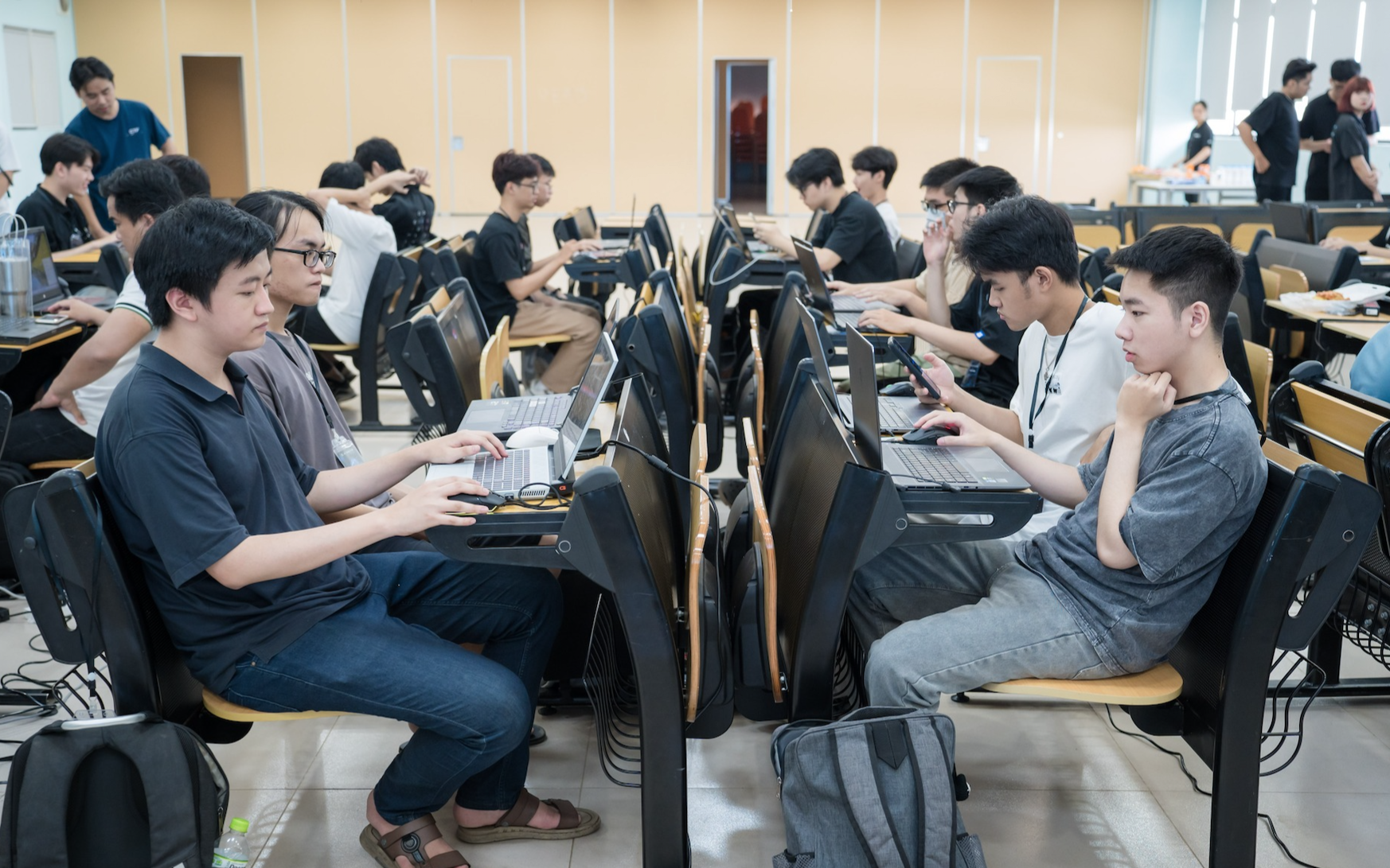 Lương nh&acirc;n sự IT tiếp tục tăng, kỹ sư AI vẫn "kh&aacute;t" - Ảnh 2.