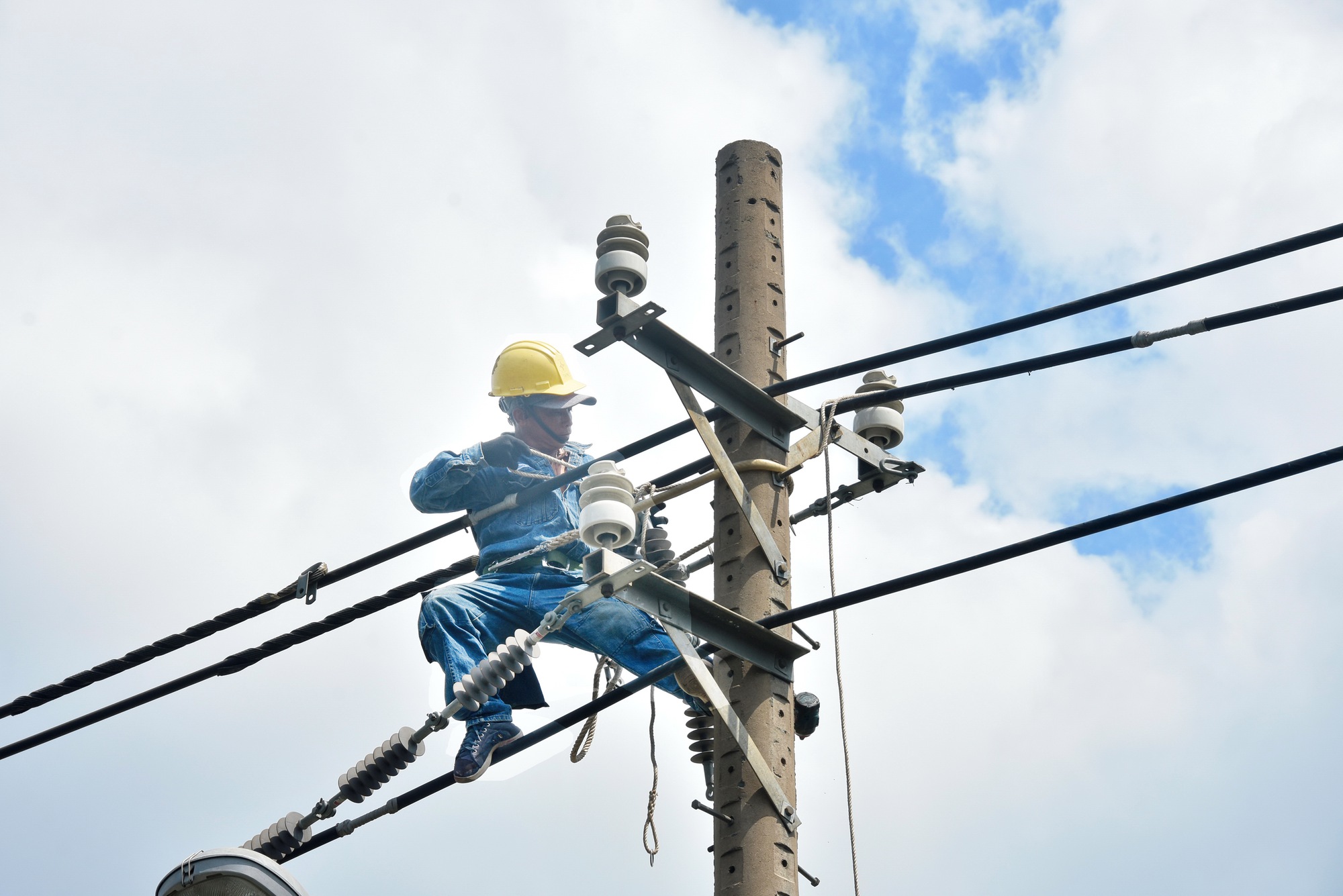 Bộ Công Thương xem xét giá điện trung tâm dữ liệu theo kiến nghị của Viettel , VNPT , FPT - Ảnh 1. Bộ Công Thương xem xét giá điện trung tâm dữ liệu theo kiến nghị của Viettel , VNPT , FPT - Ảnh 1.