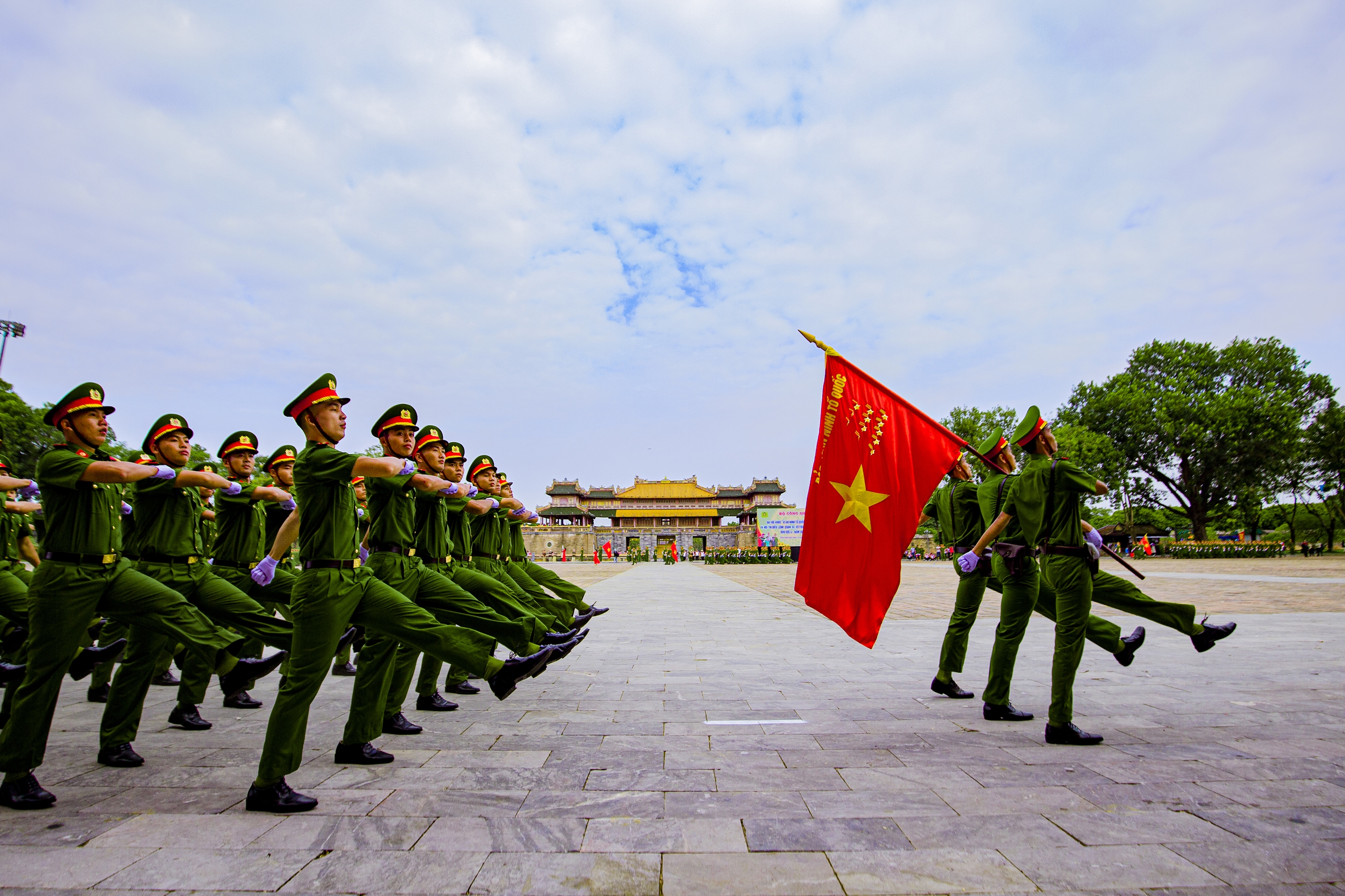 Ảnh đẹp trong tuần: Lực lượng công an diễu hành qua Quảng trường Ngọ Môn- Ảnh 4.