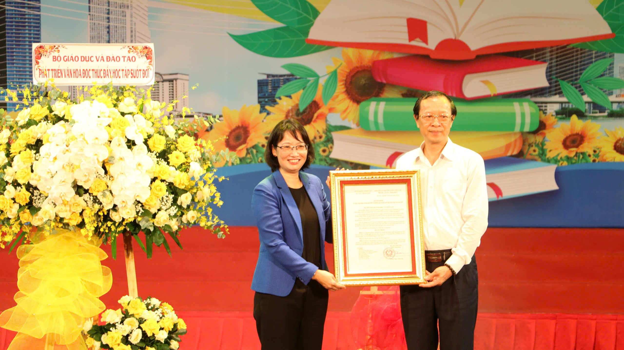 Ho Chi Minh-staden utvecklar läskultur för att främja livslångt lärande - Foto 1. TP HCM phát triển văn hóa đọc để thúc đẩy học tập suốt đời- Ảnh 1.