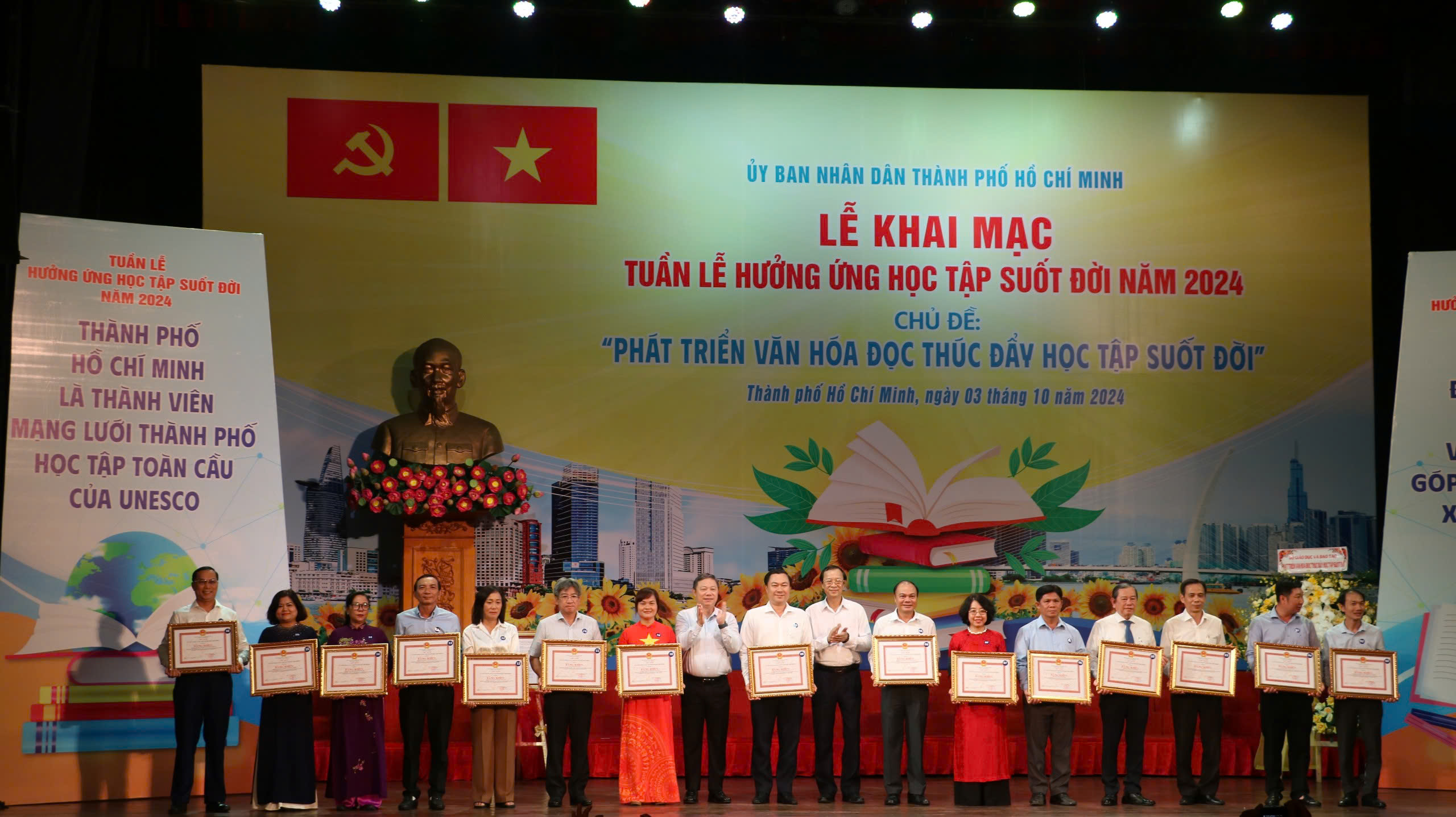 Ho Chi Minh-staden utvecklar läskultur för att främja livslångt lärande - Foto 2. TP HCM phát triển văn hóa đọc để thúc đẩy học tập suốt đời- Ảnh 2.