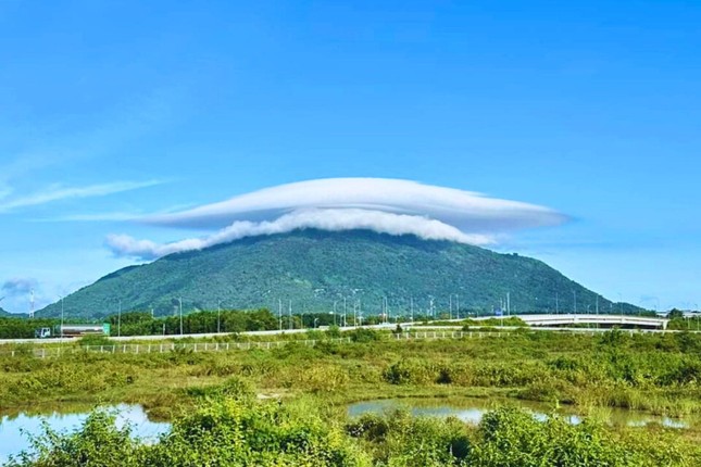 Ngắm mây đĩa bay khổng lồ vắt ngang "nóc nhà" Đồng Nai