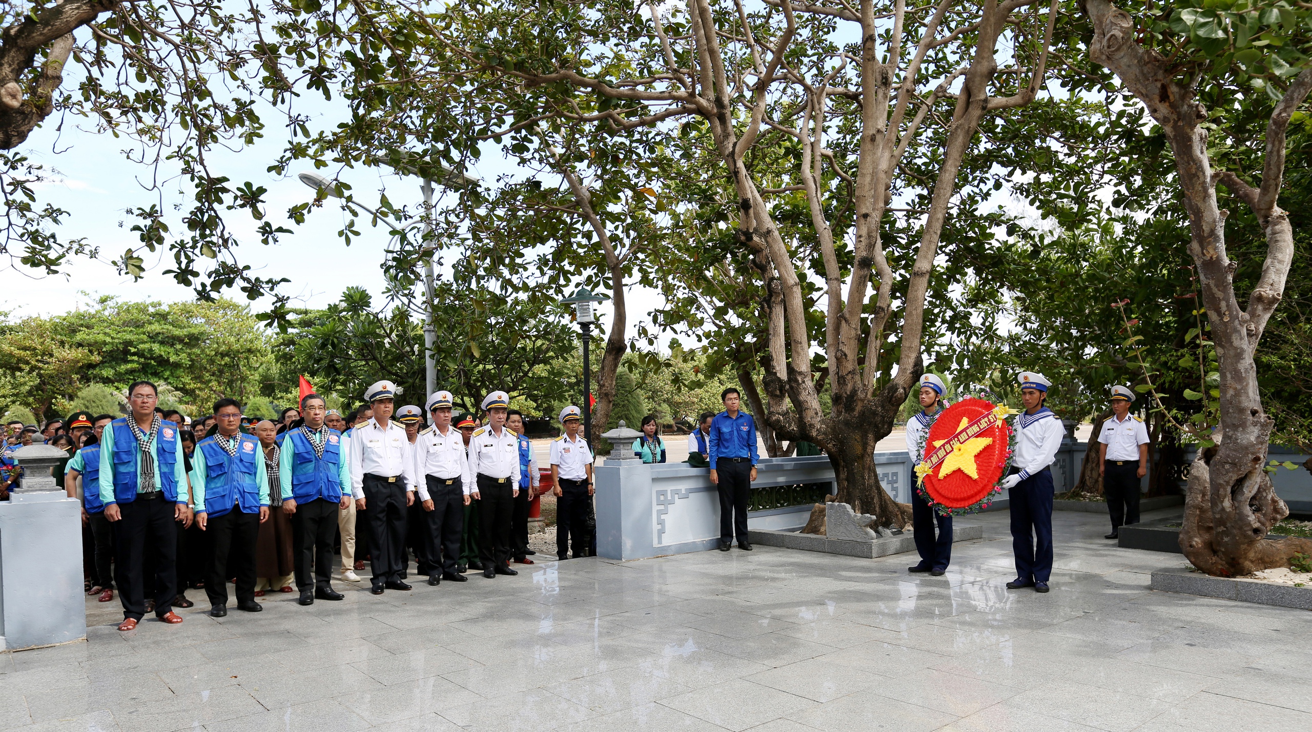 Dâng hương, dâng hoa tưởng niệm tại Đài Liệt sĩ đảo Trường sa