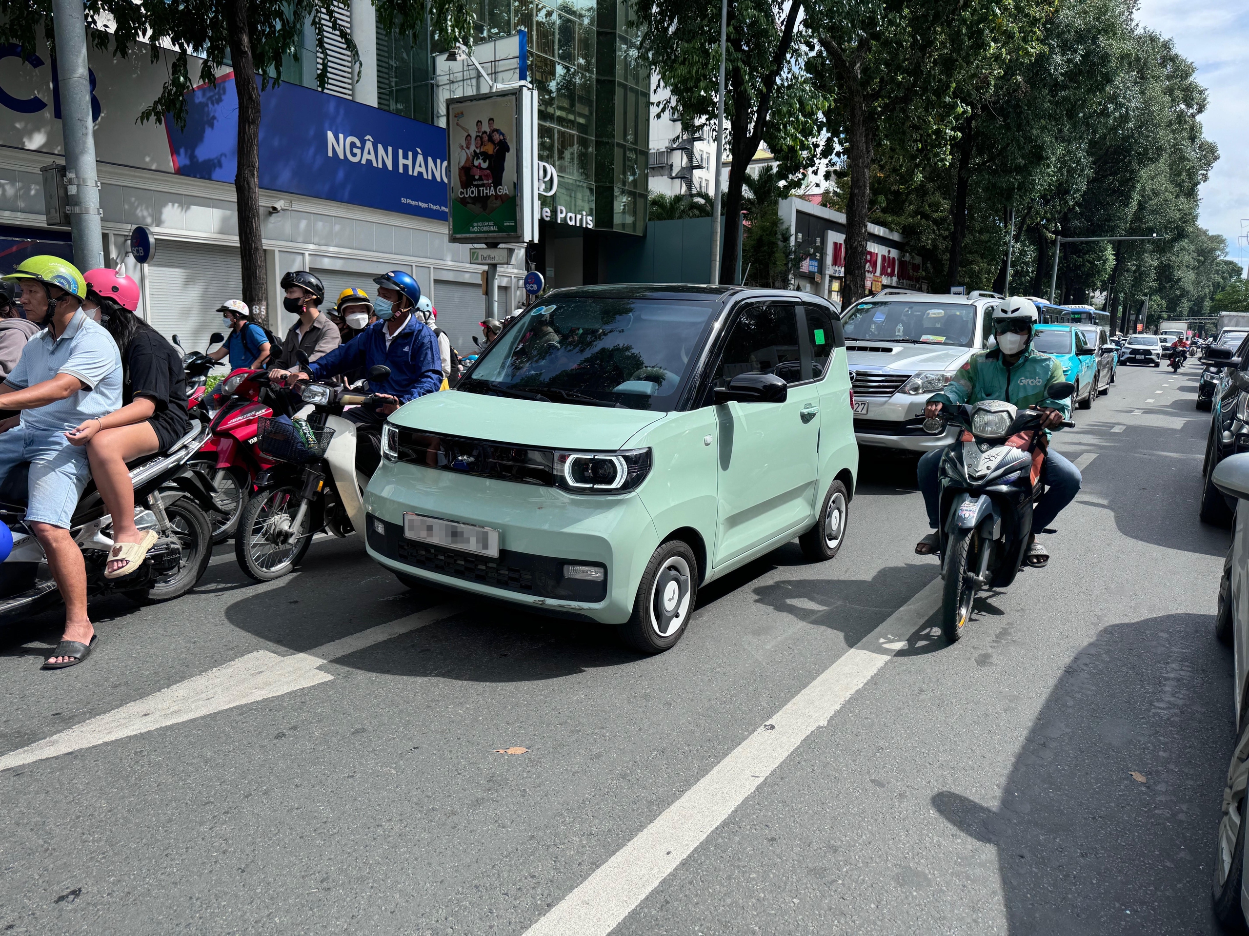 Ô tô điện mini giá rẻ có thay thế xe máy?- Ảnh 1. Ô tô điện mini giá rẻ có thay thế xe máy?- Ảnh 1.