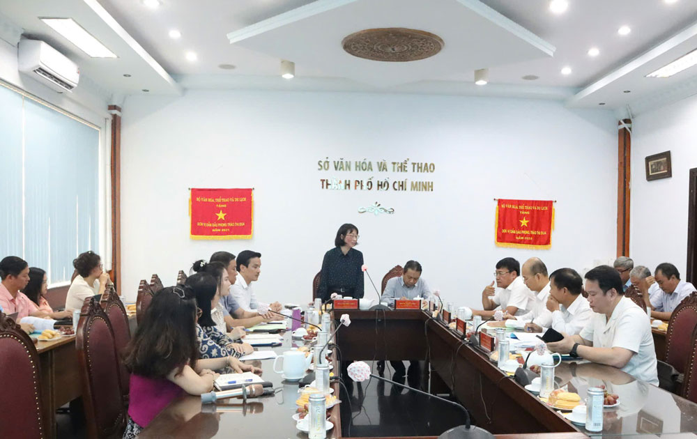 ראשי הוועדה העממית של הו צ'י מין סיטי עבדו עם משרד התרבות, הספורט והתיירות על ארגון הקונגרס. צילום: THU ANH Lãnh đạo UBND TP HCM làm việc với Bộ Văn hóa - Thể thao và Du lịch về công tác tổ chức đại hội. Ảnh: THƯ ANH