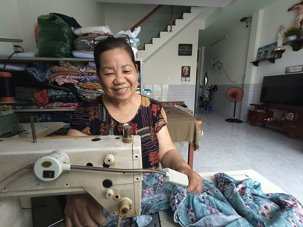 Bà Phạm Thị Ngọc Điệp hạnh phúc trong ngôi nhà mới tại khu tái định cư Đông Hòa Dĩ An, thể hiện sự ổn định cuộc sống