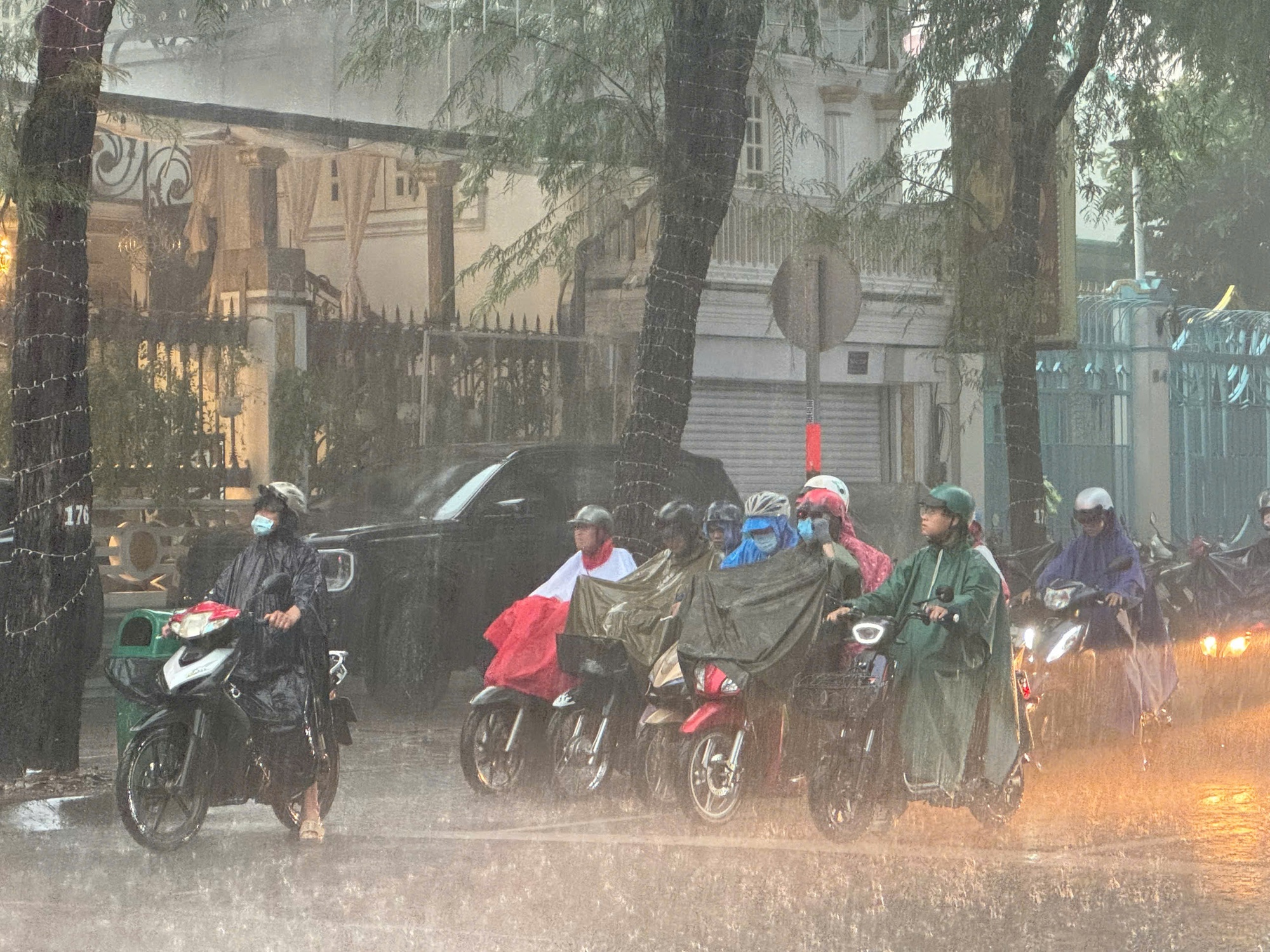 Miền Bắc mưa to, cảnh báo ngập lụt ở nhiều quận nội thành Hà Nội- Ảnh 1. Miền Bắc mưa to, cảnh báo ngập lụt ở nhiều quận nội thành Hà Nội- Ảnh 1.