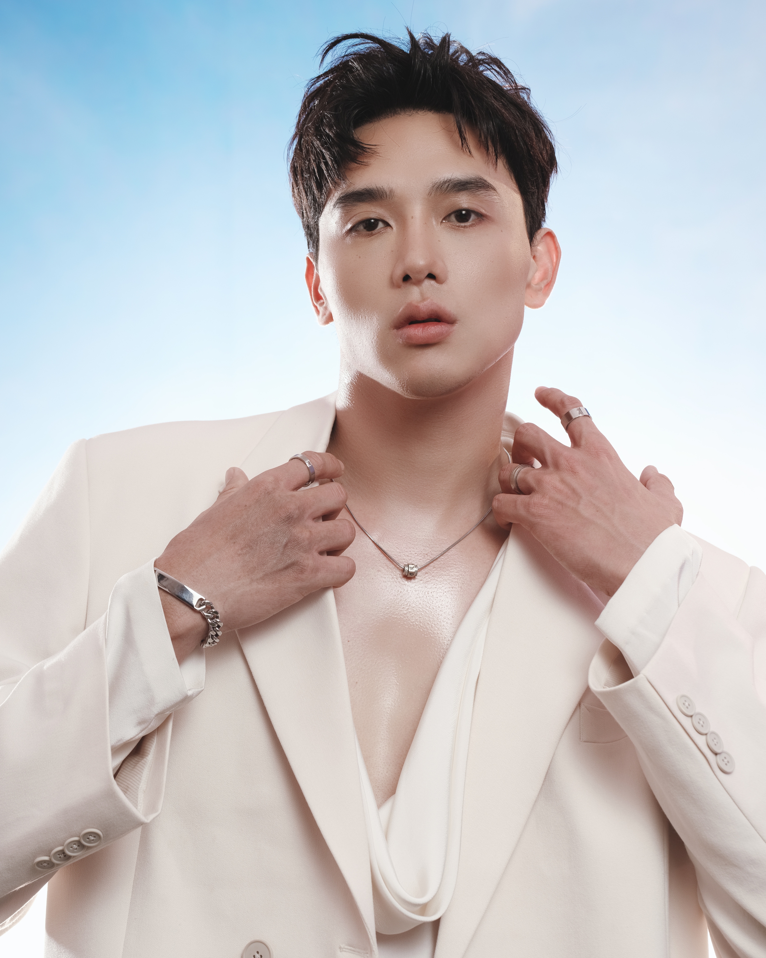 Tắc kè hoa Vbiz Thuận Nguyễn