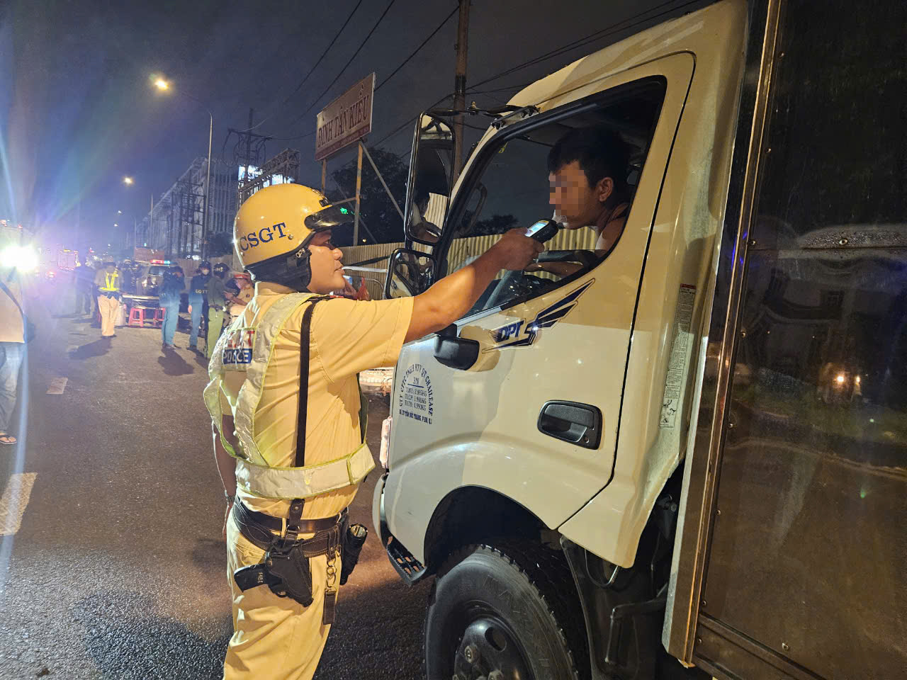 Nhiều lực lượng kiểm tra an toàn giao thông tại chợ đầu mối lớn nhất TP HCM- Ảnh 4.