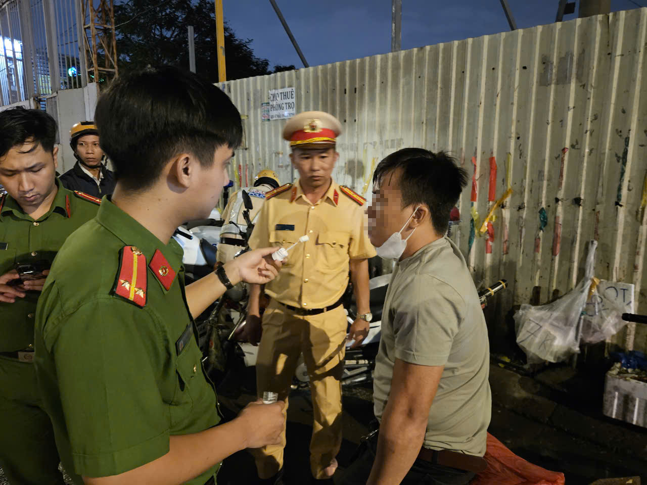 Nhiều lực lượng kiểm tra an toàn giao thông tại chợ đầu mối lớn nhất TP HCM- Ảnh 5.