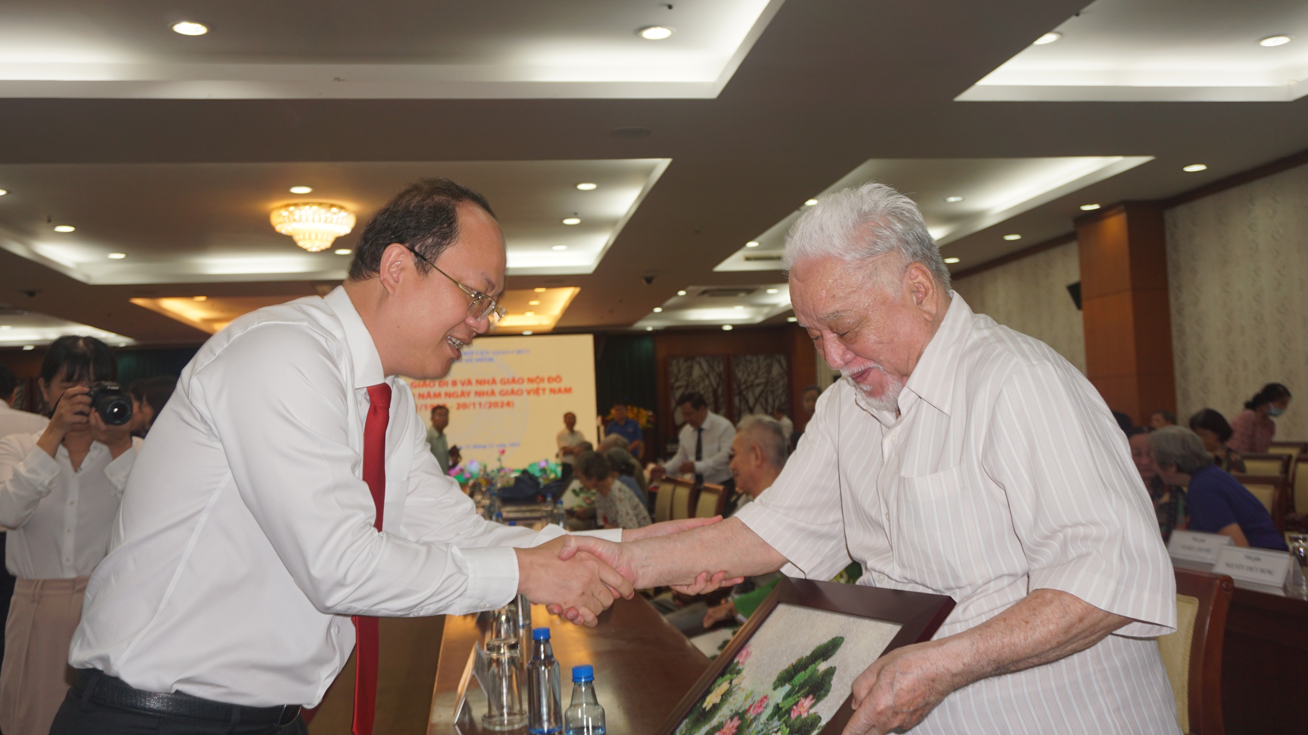 Wzruszające spotkanie nauczycieli jadących do B, nauczycieli z centrum miasta - zdjęcie 1. Xúc động cuộc gặp mặt của những nhà giáo đi B, nhà giáo nội đô- Ảnh 1.