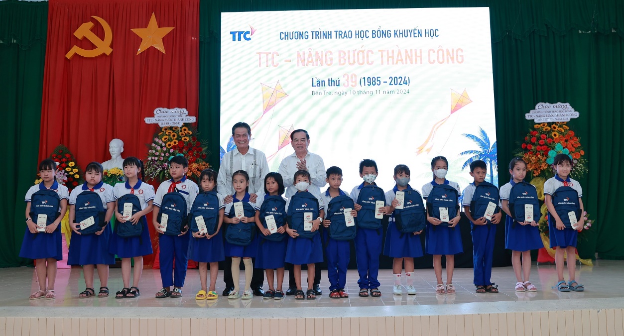 Trao học bổng “TTC - Nâng bước Thành Công” lần thứ 39 năm 2024- Ảnh 3. A group of children on a stage Description automatically generated