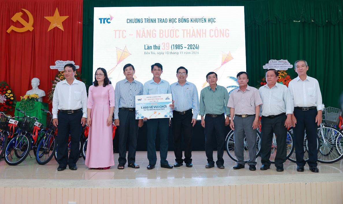 Trao học bổng “TTC - Nâng bước Thành Công” lần thứ 39 năm 2024- Ảnh 4. A group of people standing on a stage Description automatically generated
