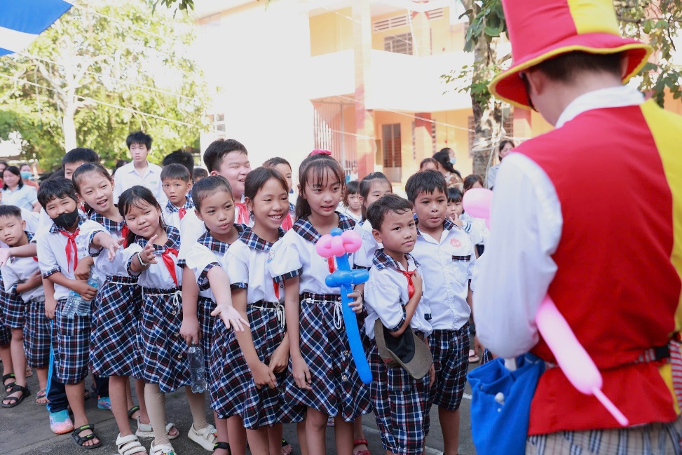 Trao học bổng “TTC - Nâng bước Thành Công” lần thứ 39 năm 2024- Ảnh 6. A group of children in school uniforms Description automatically generated