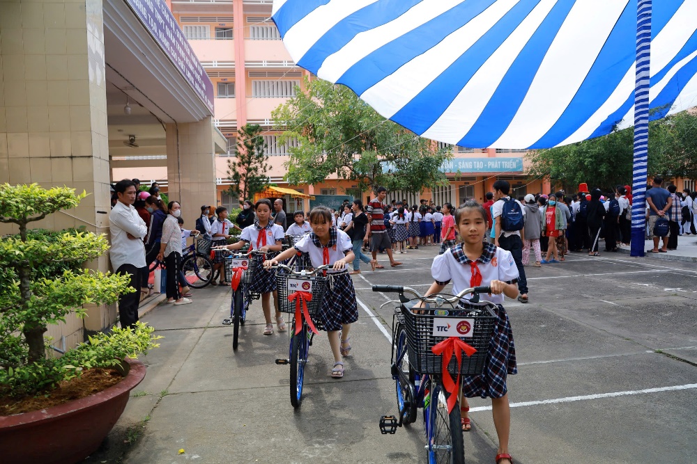 Trao học bổng “TTC - Nâng bước Thành Công” lần thứ 39 năm 2024- Ảnh 7. A group of people riding bicycles Description automatically generated