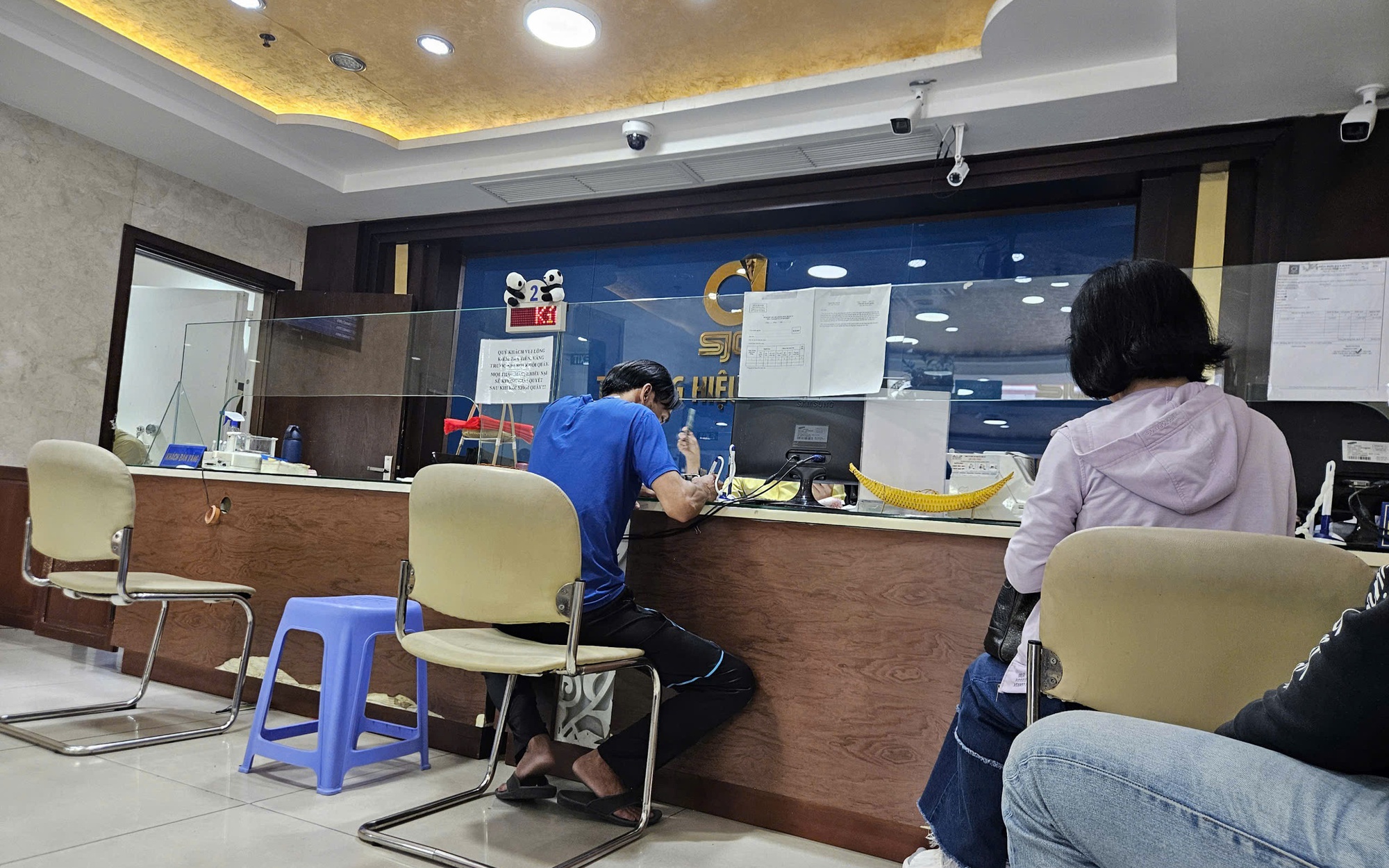 Hình ảnh bất ngờ tại Công ty vàng SJC khi giá vàng miếng lao dốc