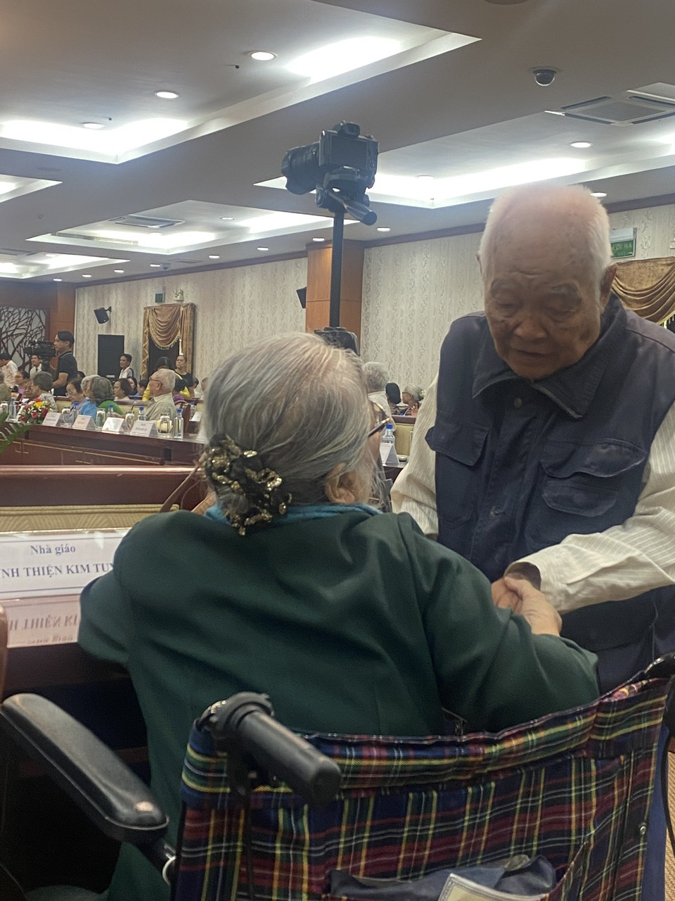 Wzruszające spotkanie nauczycieli zmierzających do szkoły B, nauczyciele w centrum miasta - Zdjęcie 2. Xúc động cuộc gặp mặt của những nhà giáo đi B, nhà giáo nội đô- Ảnh 2.