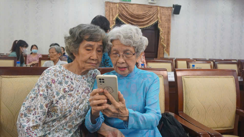 Wzruszające spotkanie nauczycieli zmierzających do szkoły B, nauczyciele w centrum miasta - zdjęcie 3. Xúc động cuộc gặp mặt của những nhà giáo đi B, nhà giáo nội đô- Ảnh 3.