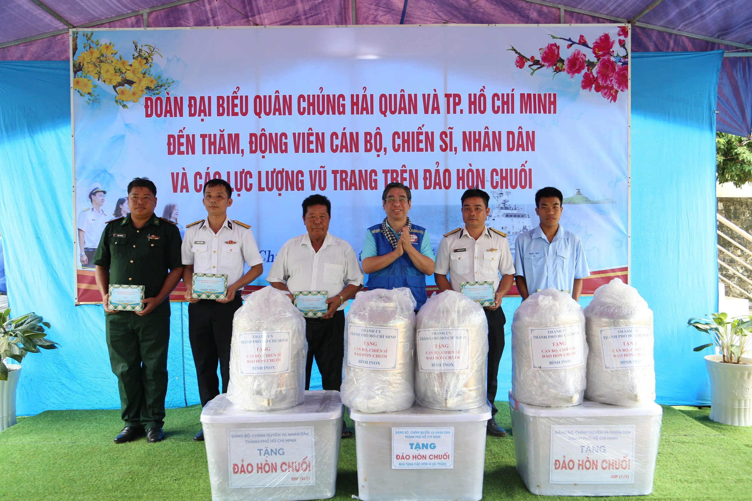 Xúc động trước hình ảnh thầy giáo "quân hàm xanh"- Ảnh 7.