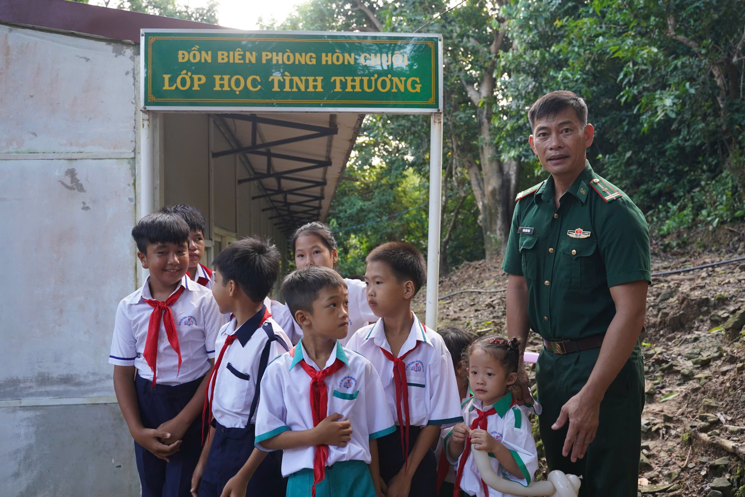 Xúc động trước hình ảnh thầy giáo "quân hàm xanh"- Ảnh 3.